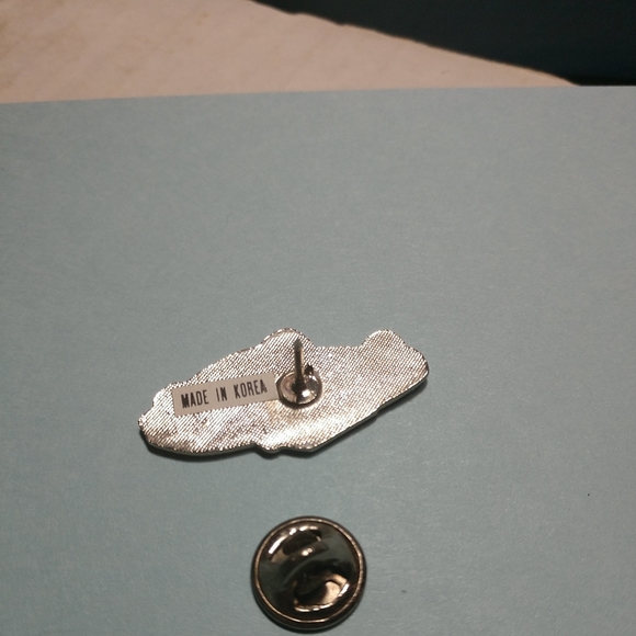 CHEVROLET CORVETTE C4 STYLE WHITE CONVERTIBLE AUTOMOTIVE HAT PIN LAPEL PIN.1997 - Picture 5 of 6